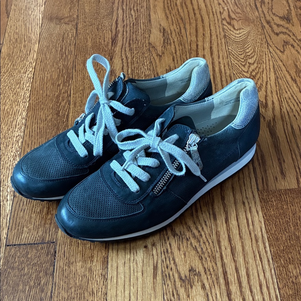 Paul Green leather sneaker Navy with silver trim. Size 5 UK, approx 7 US.